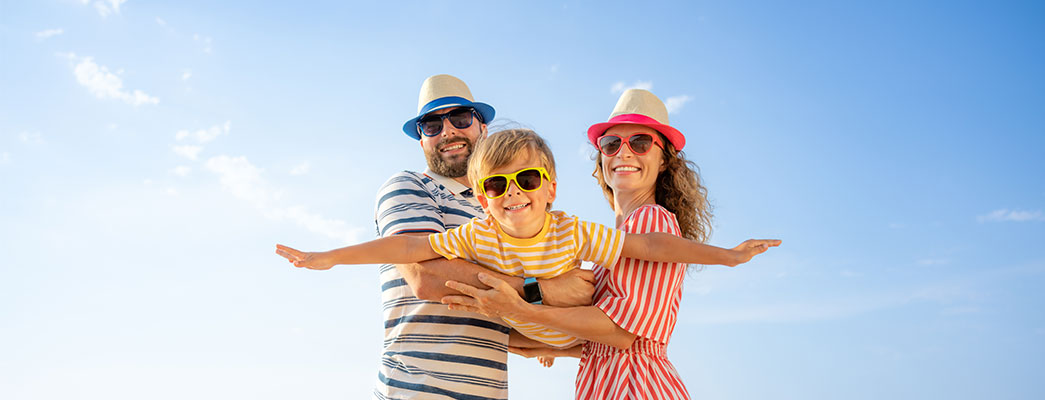 Mutter, Vater, Kind mit Sonnenbrillen