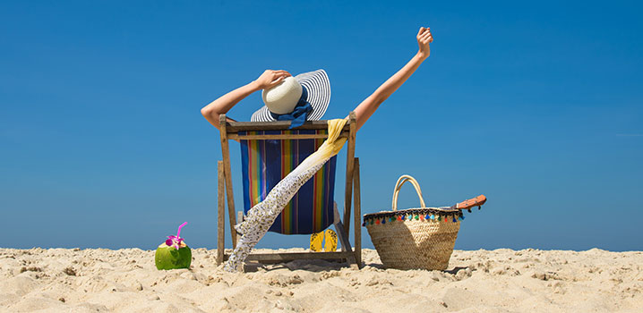 Frau im Liegestuhl am Strand